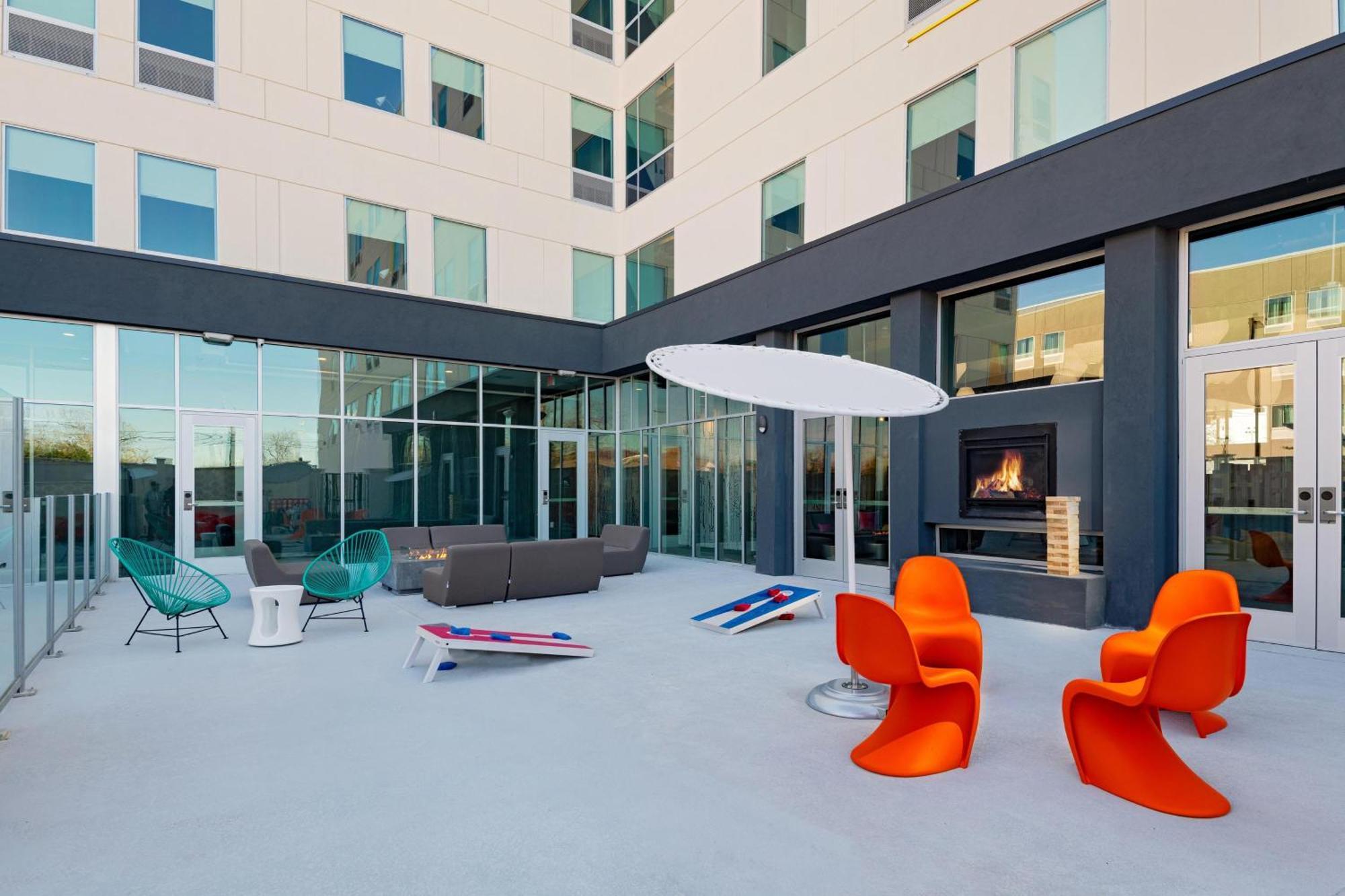 Отель Aloft Waco Downtown Экстерьер фото