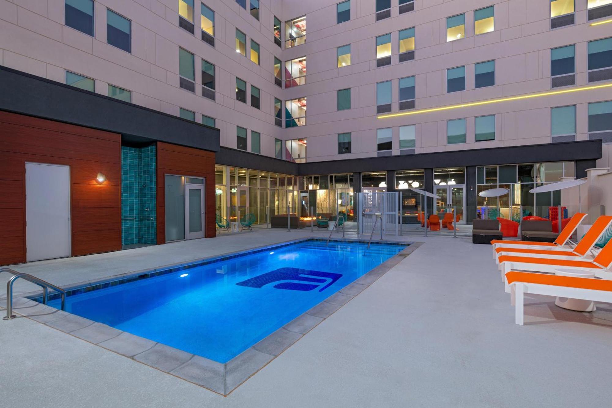 Отель Aloft Waco Downtown Экстерьер фото