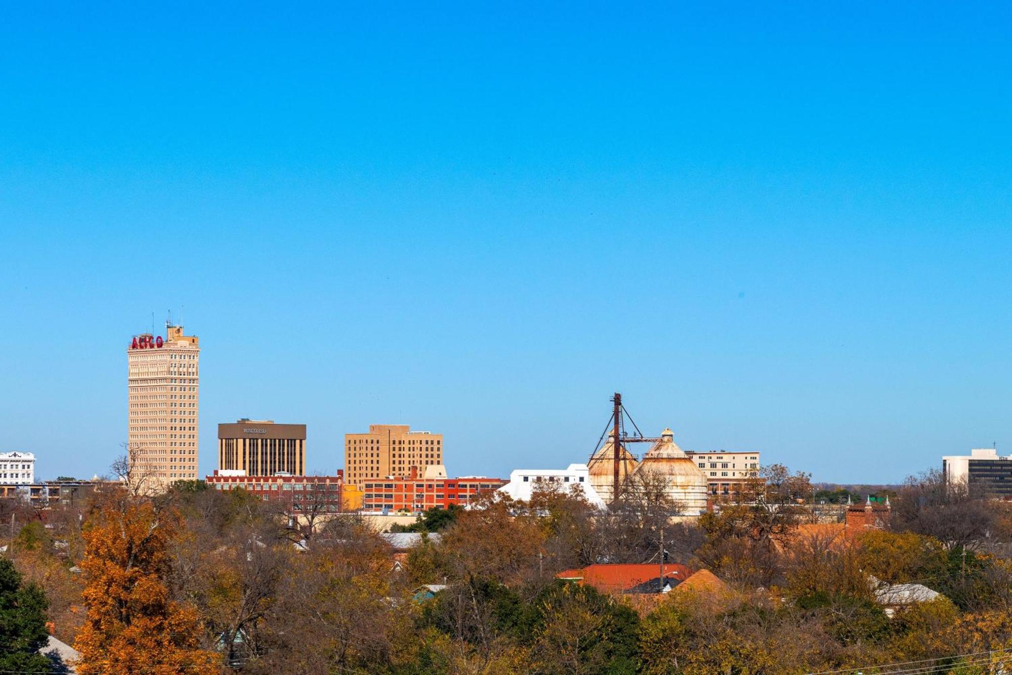 Отель Aloft Waco Downtown Экстерьер фото